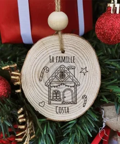 Alternative view of Boule de noël en bois – Personnalisé avec le nom de famille – Maison en pain d’épice